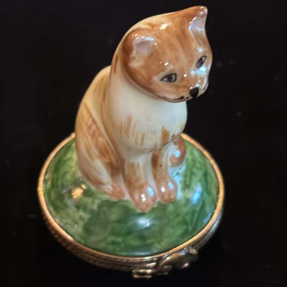 Limoges "upright sitting cat" trinket box - Picture 2 of 9